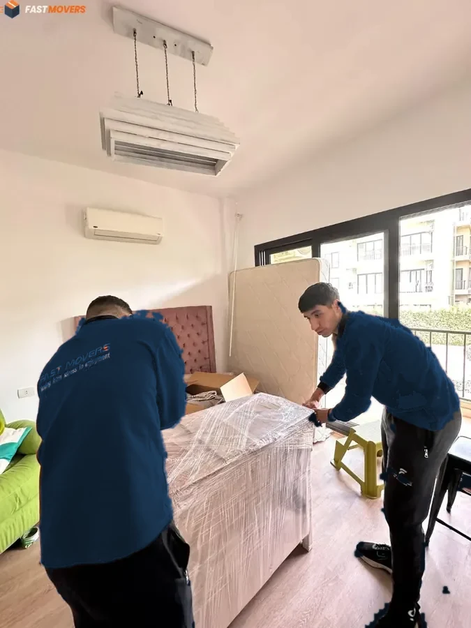 عامل يغلف دولابًا بالبابل والاستريتش